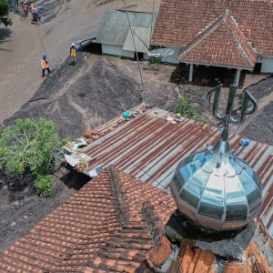 Banjir Lahar Hujan Semeru Kepung Permukiman, Ratusan Warga Terisolasi