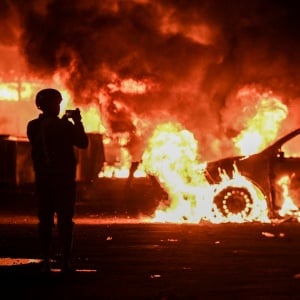 Malam Mencekam di Kalibata: Mobil dan Kios Dibakar Massa Usai Pengeroyokan Mata Elang