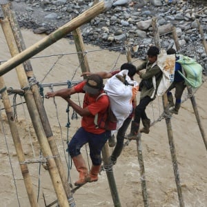 Bertaruh Nyawa di Jembatan Tali, Ribuan Warga Aceh Tengah Masih Terisolir