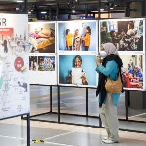 Calon Penumpang Disuguhi Pameran Haluan Merah Putih di Stasiun Tanah Abang