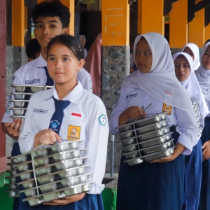 Bukan Ompreng Tapi Kresek: Skandal MBG di Sampang yang Bikin Satgas Geram