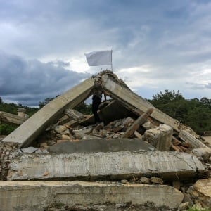Di Tengah Puing Bencana, Warga Aceh Barat Kibarkan Bendera Putih