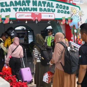 Mudik Nataru 2025, Penumpang Kereta Padati Stasiun Pasar Senen