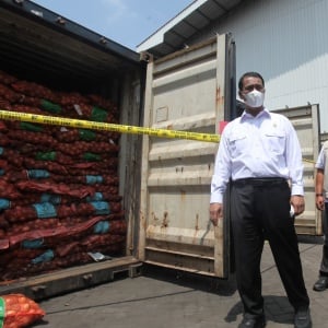 Polda Jatim Ungkap Penyelundupan Bawang Bombay Berkedok Cangkang Sawit