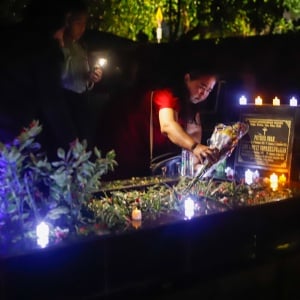 Cahaya Lilin di Antara Nisan, Malam Natal Keturunan Portugis Kampung Tugu