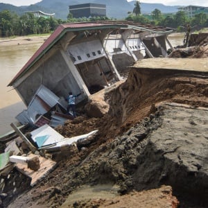 Banjir Bandang Susulan, Bangunan TPA di Padang Pariaman Ambruk ke Sungai