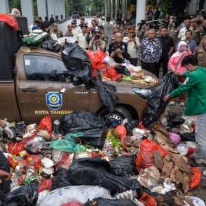 Aksi Buang Sampah Warnai Protes di Kantor Wali Kota Tangsel