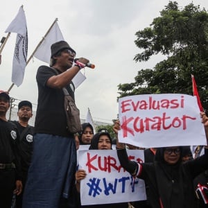 Pesangon dan THR Tertahan, Mantan Buruh Sritex Demo Pengadilan