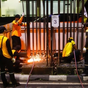 109 Tiang Monorel Mangkrak di Rasuna Said Mulai Dibongkar