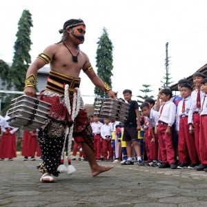 Unik dan Edukatif, Relawan Berkostum Warokan Bagikan MBG di Sekolah