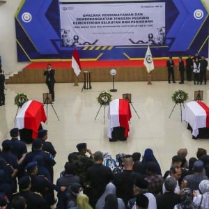 Momen Haru Pelepasan Jenazah Korban Pesawat ATR-42-500, Menteri KKP Sempat Pingsan