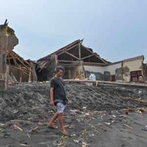 Abrasi Akibat Gelombang Tinggi Rusak Belasan Rumah Nelayan di Mataram