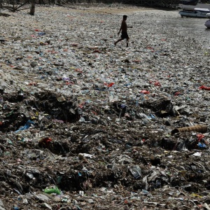 Sampah Penuhi Taman Wisata Laut Teluk Kupang