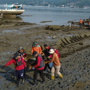 Teluk Kendari Dibersihkan dari 30 Bangkai Kapal Ikan Terbengkalai