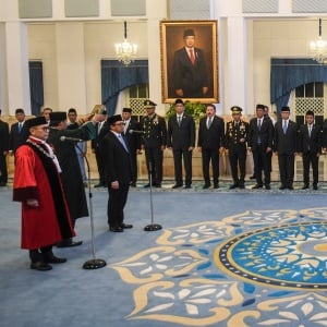 Prabowo Resmi Lantik Hakim MK Adies Kadir dan Wamenkeu Juda Agung di Istana Negara