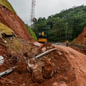 Diguyur Hujan Lebat, Jalur Lingkar Utara Jatigede Longsor