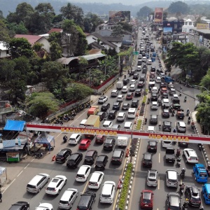 Libur Imlek, Ribuan Kendaraan Serbu Puncak