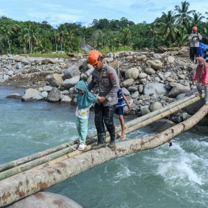 Jembatan Darurat Penghubung Warga Terisolasi di Nagari Salareh Aia