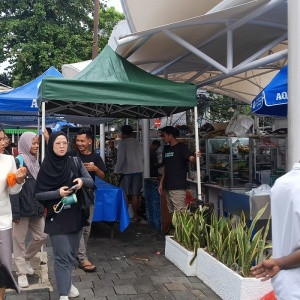 Menjelang Berbuka, Warga Ramai Berburu Takjil di Masjid Agung Sunda Kelapa Menteng