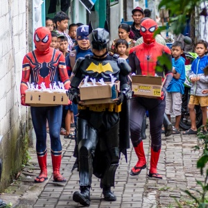 Ketika para Superhero Berbagi Takjil untuk Buka Puasa
