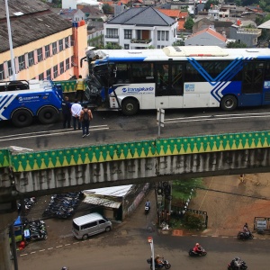 Diduga Sopir Mengantuk, Dua Bus TransJakarta Bertabrakan di Cipulir
