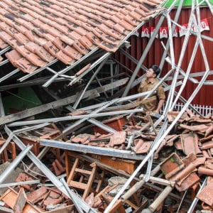 Bangunan Lapuk, Ruang Kelas SD Jomin Barat III di Karawang Ambruk