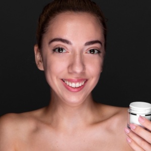 6 Perbedaan Night Cream dan Sleeping Mask, Apakah Harus Dipakai Dua-duanya?