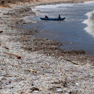 Sampah Kiriman Penuhi Pantai Kedonganan Bali