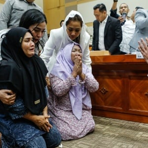 Tangis Ibu Fandi Ramadhan dan Radit Ardiansyah Pecah dalam RDPU Komisi III DPR