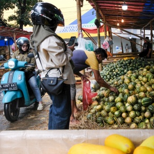 Timun Suri dan Blewah Laris Manis Diburu Warga Saat Ramadan