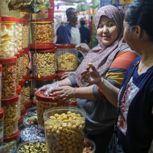 Aneka Kue Kering Mulai Diburu Warga di Pasar Jatinegara