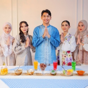 Ketika Momen Sesederhana Foto Keluarga di Hari Lebaran Terasa Mewah