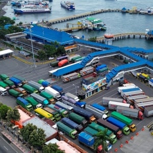 Jelang Pembatasan, Pelabuhan Ketapang Dipadati Antrean Truk