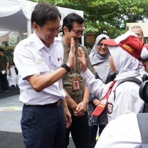 Peringati Setahun Danantara, KAI Bagikan 4.000 Paket Perlengkapan Sekolah