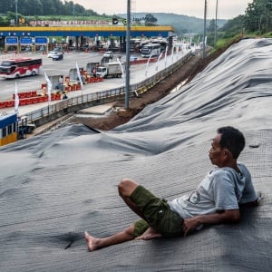 H-6 Lebaran, Ribuan Kendaraan Pemudik Melintas di Gerbang Tol Kalikangkung
