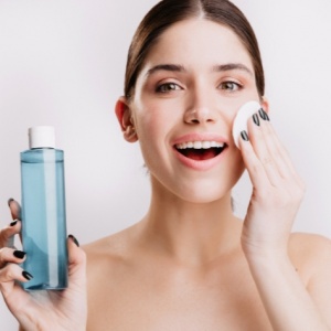 Urutan Skincare Pakai Toner yang Benar Menurut Dokter, Sesuaikan Jenisnya!