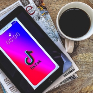 Nostalgia Saat Reunian: Kenapa Kita Hobi Banget Jualan Kenangan Masa Lalu?