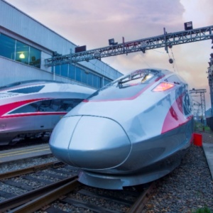 Whoosh ke Surabaya: Ambisi Melaju Kilat di Atas Tumpukan Utang Negara