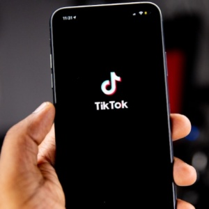 Kenapa TikTok Lebih Ngerti Kamu daripada Pacar Sendiri? Bongkar Rahasia Algoritma FYP