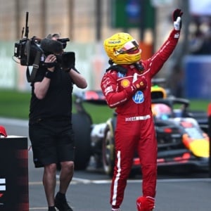 Juara Dunia 7 Kali Kembali! Sir Lewis Hamilton Podium Bersama Ferrari