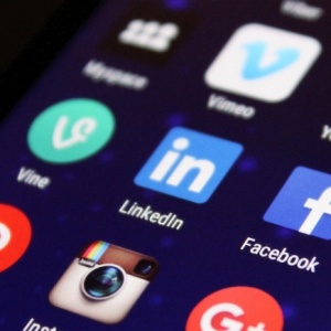 Medsos dan Seni Menjadi Domba di Tengah Perang Algoritma