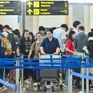 Jelang Nyepi, Bandara Ngurah Rai Dipadati Puluhan Ribu Penumpang