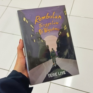 Mengurai Makna Hidup dalam Rembulan Tenggelam di Wajahmu