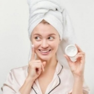 4 Moisturizer Terbaik yang Cocok Dipakai saat Kulit Kering dan Kemerahan