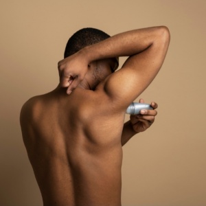 Bebas Bau Badan Seharian! 5 Deodoran Pria Tahan Lama untuk Hari Raya