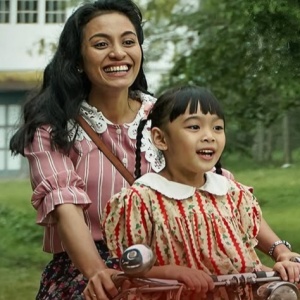 Review Film Na Willa: Nostalgia Hangat yang Kurang Pas di Logat Lokal