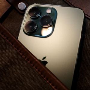 Tren Sewa iPhone Jelang Lebaran: Antara Kebutuhan Digital dan Gengsi Sosial