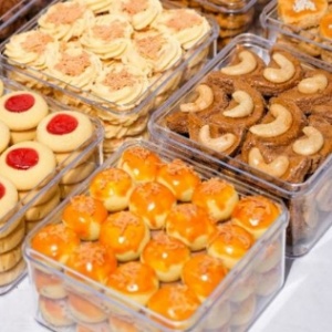 Lebaran Jalur Bugis: Lupakan Nastar, Mari Berenang di Lautan Gula Merah Bolu Peca