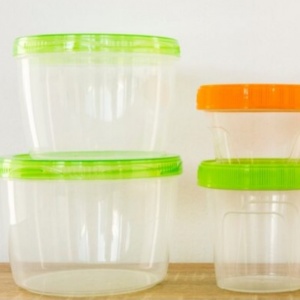 5 Cara Ampuh Menghilangkan Bau Amis di Wadah Plastik, Dijamin Bersih!