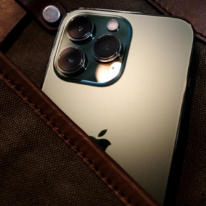 Mengapa Banyak Orang Rela Sewa iPhone Saat Mudik Lebaran: Menguak Ironi di Balik Gengsi